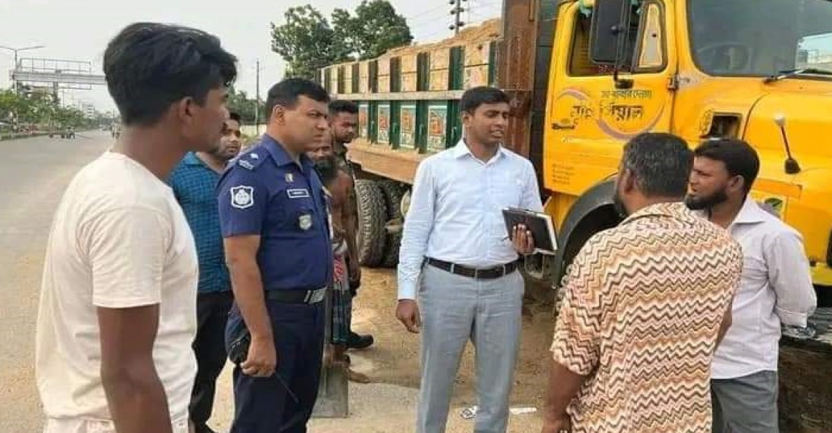 ময়মনসিংহে মহাসড়কে বালুর স্তুপ ও ট্রাক, ইউএনও'র অভিযান