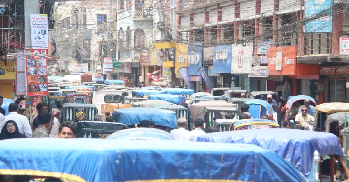 পাবনা শহরের হামিদ রোডে যানজটে জন দুর্ভোগ