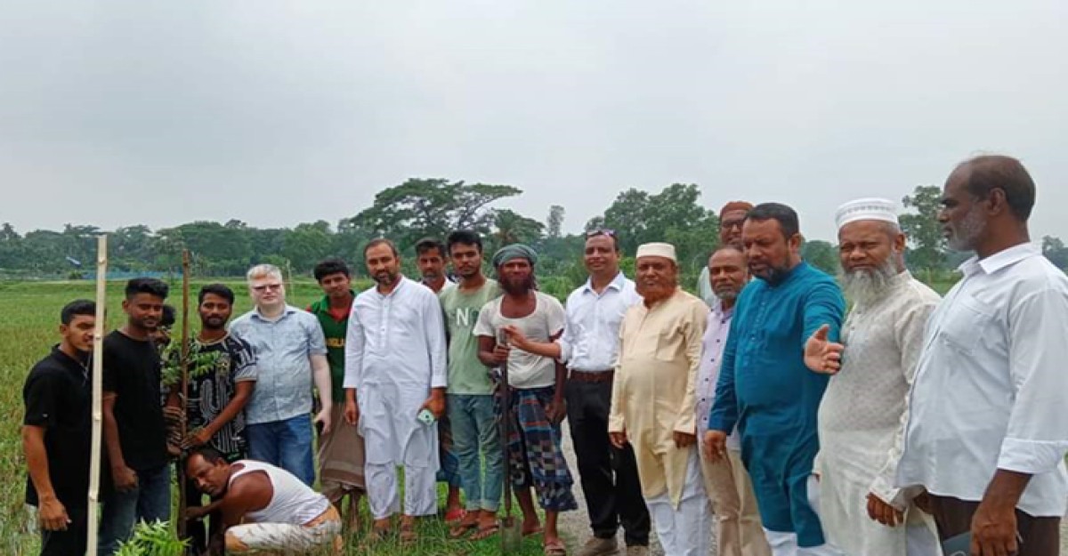 ফুলবাড়িয়ায় একশত ঔষধিগাছের চারা রোপণ