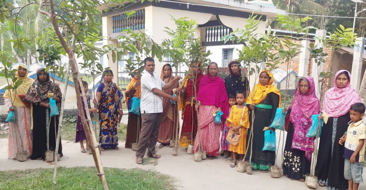 পাঁচবিবিতে গ্রামীণ ব্যাংকের কেন্দ্র প্রধানদের বৈঠক ও গাছ বিতরণ