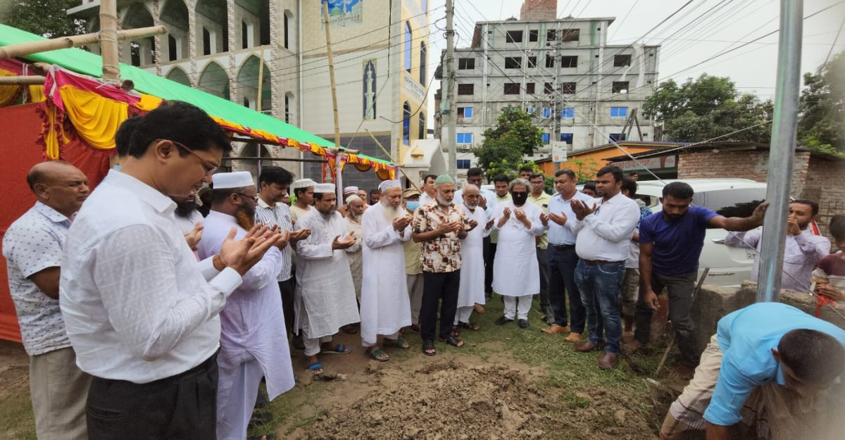 গোপালগঞ্জে সড়কবাতি স্থাপন প্রকল্পের উদ্বোধন করেছেন পৌর মেয়র শেখ রকিব