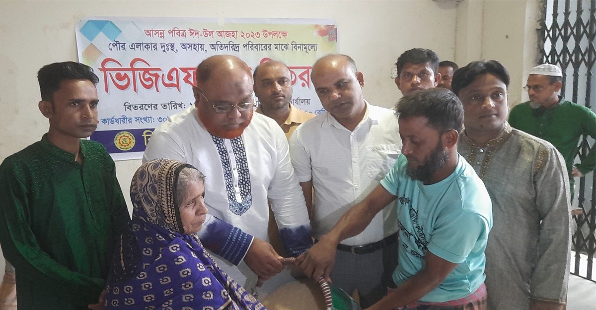 ভিজিএফের চাল বিতরণ করেছেন মেয়র গোলাম কিবরিয়া