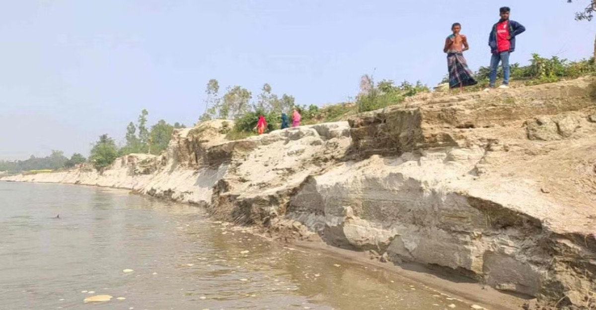 রাতের আধারে যমুনায় বিলীন অর্ধশত বসতবাড়ি
