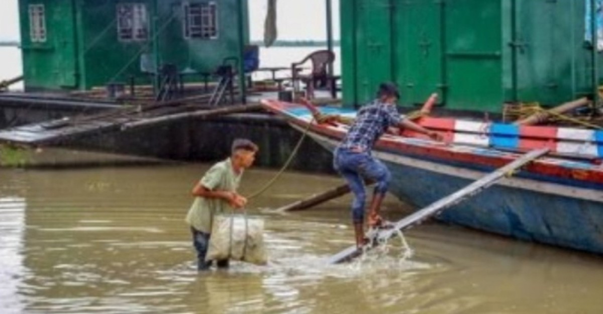 আসামে বন্যা, দুর্ভোগে হাজার হাজার মানুষ