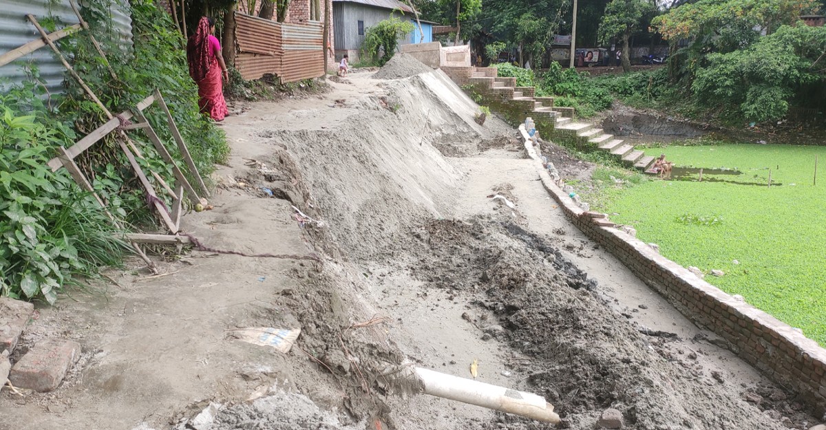 রাস্তার গাইড ওয়াল নির্মাণ কাজে অনিয়মের অভিযোগ