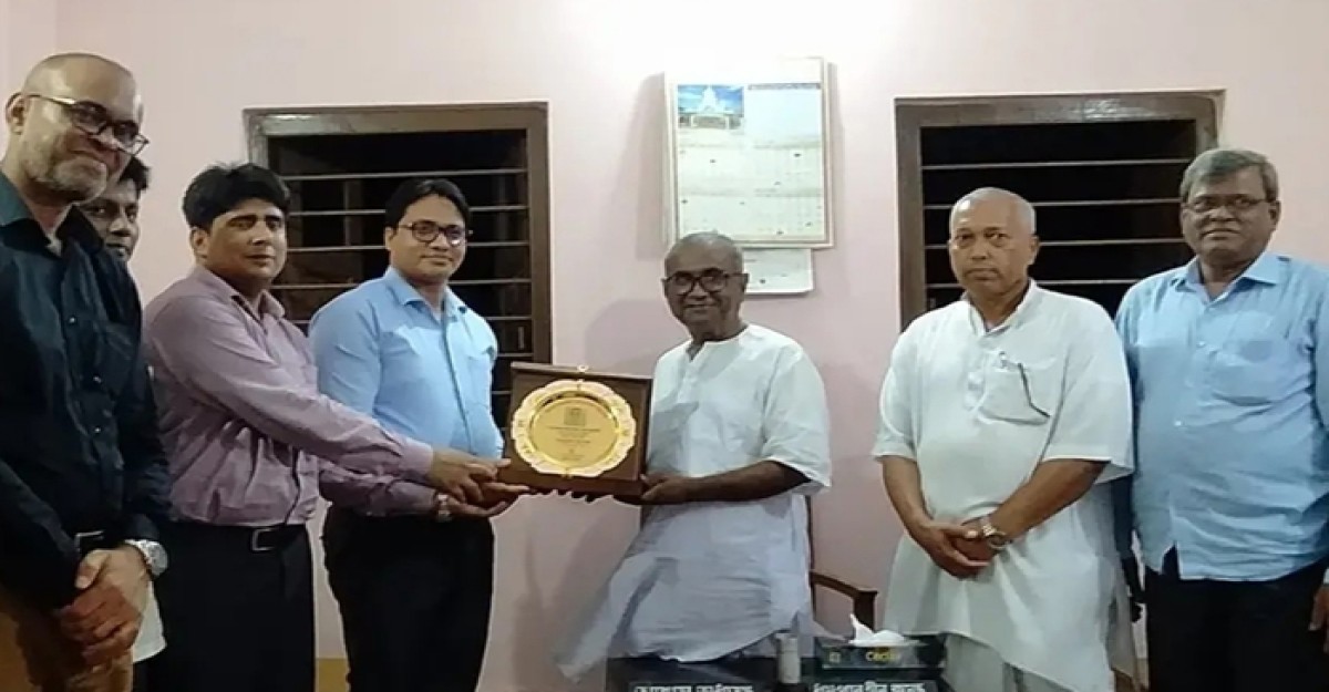 ডা. যুগল ব্রহ্মচারীকে উপজেলা প্রশাসনের সম্মাননা