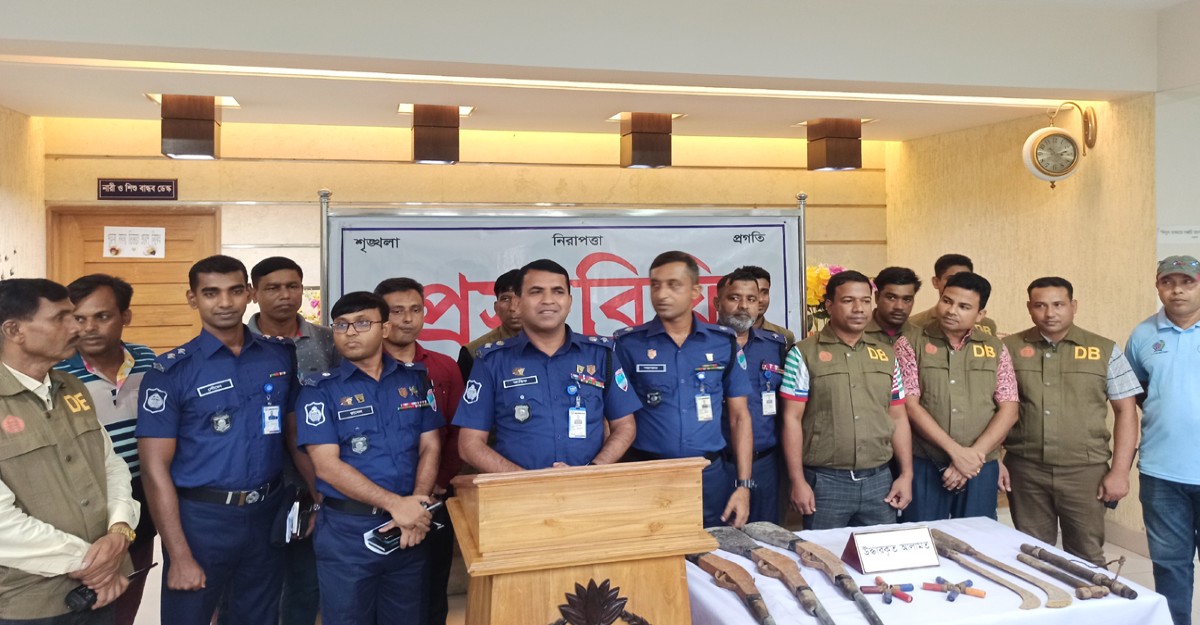 সুন্দরবনে দুই বনদস্যু গ্রেফতার গুলি উদ্ধার