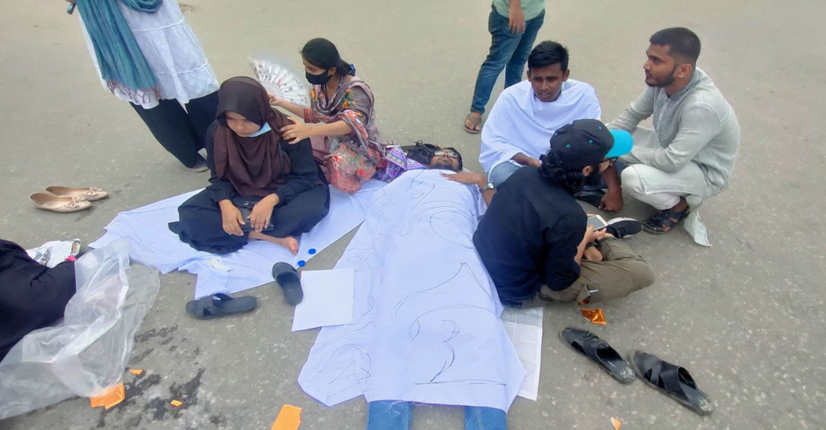 কাফনের কাপড় গায়ে সড়কে ৭ কলেজের শিক্ষার্থীরা