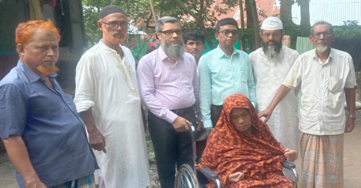 ফেনী সমাজসেবা জেলা কার্যালয়ের উদ্যেগে বিধবা প্রতিবন্ধীকে হুইলচেয়ার বিতরণ