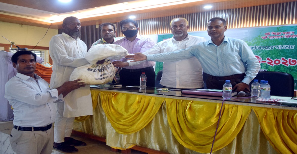 ফুলবাড়িয়ায় পাটচাষিদের দিনব্যাপী প্রশিক্ষণ