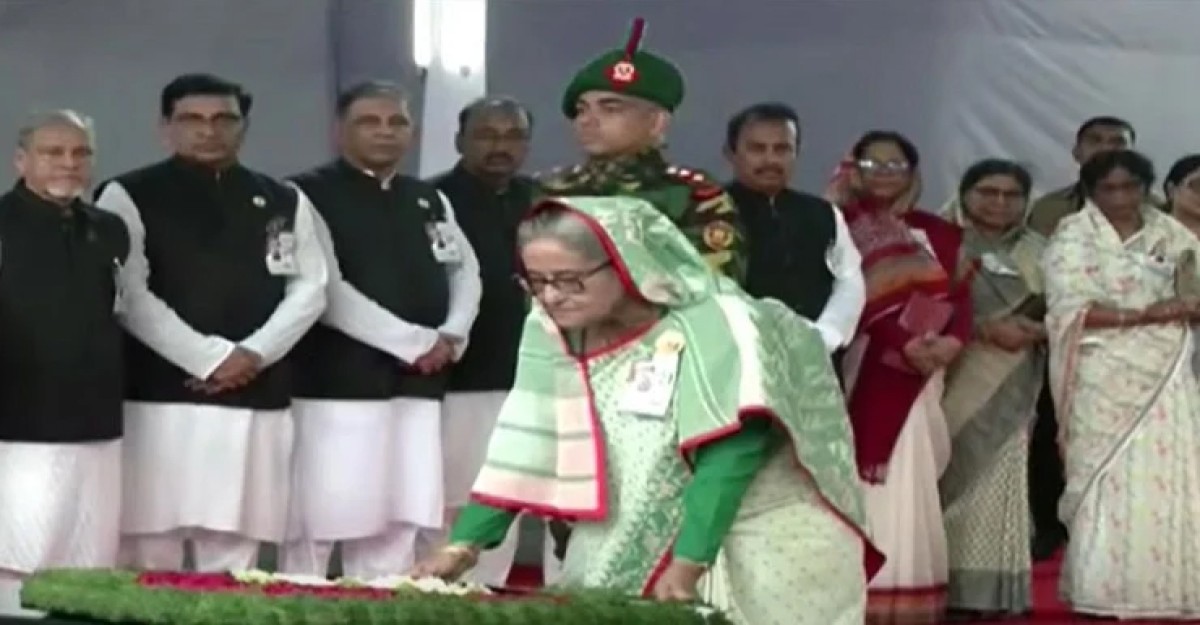 বঙ্গবন্ধুর প্রতিকৃতিতে প্রধানমন্ত্রীর শ্রদ্ধা নিবেদন