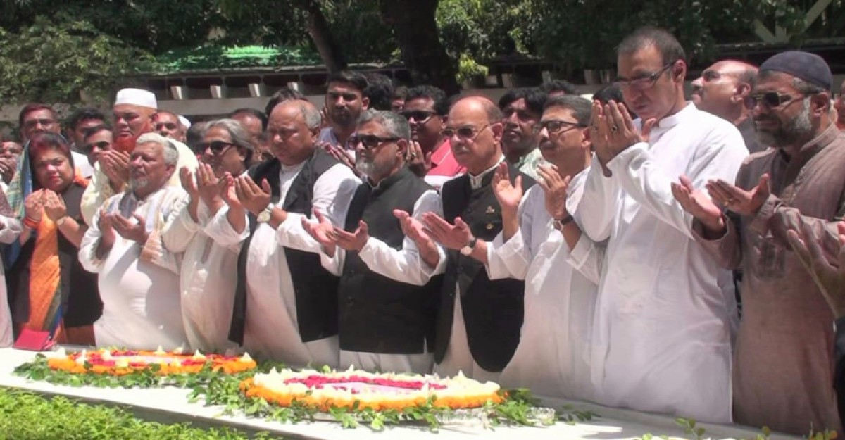 প্রতিষ্ঠা বার্ষিকীতে জাতির পিতার সমাধিতে কেন্দ্রীয় আ.লীগের শ্রদ্ধা