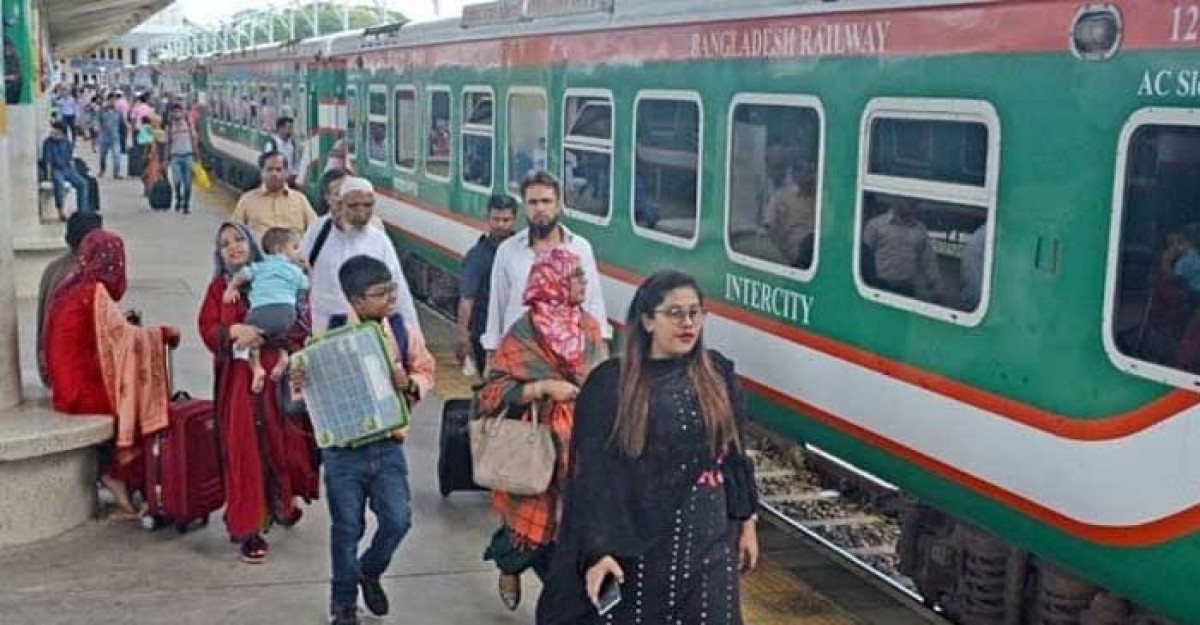 ঈদযাত্রার ট্রেন চলা শুরু, আজ চলবে ৫৩ জোড়া ট্রেন