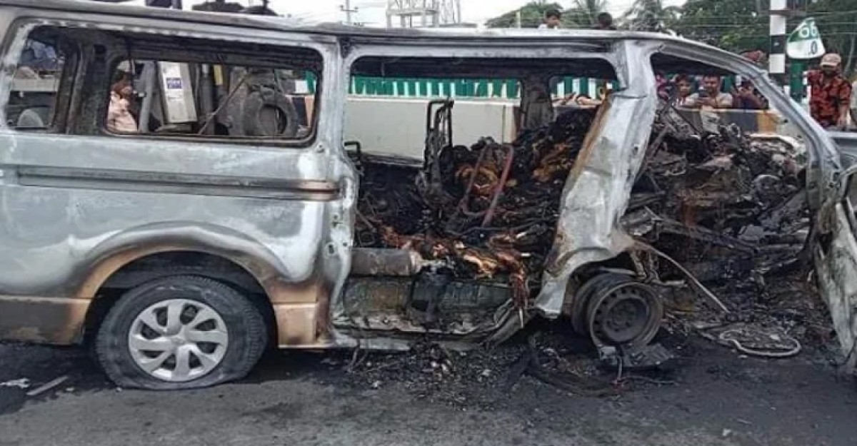 ভাঙ্গায় অ্যাম্বুলেন্সে আগুন, নিহত ৮