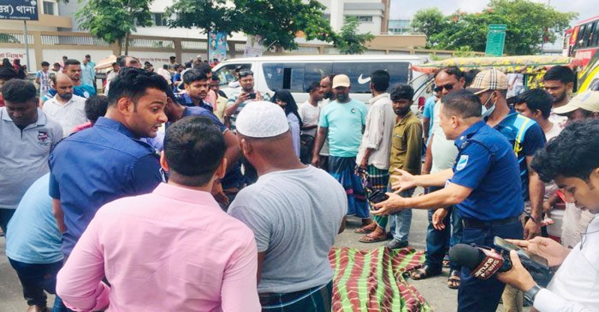 পদ্মা সেতু উত্তর থানার সামনে গাড়িচাপায় পুলিশসহ ২ জনের মৃত্যু