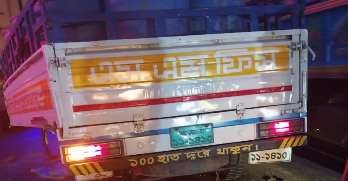 বঙ্গবন্ধু এক্সপ্রেসওয়েতে কাভার্ড ভ্যানের পিছনে পিকআপের ধাক্কায় চালকের মৃত্যু