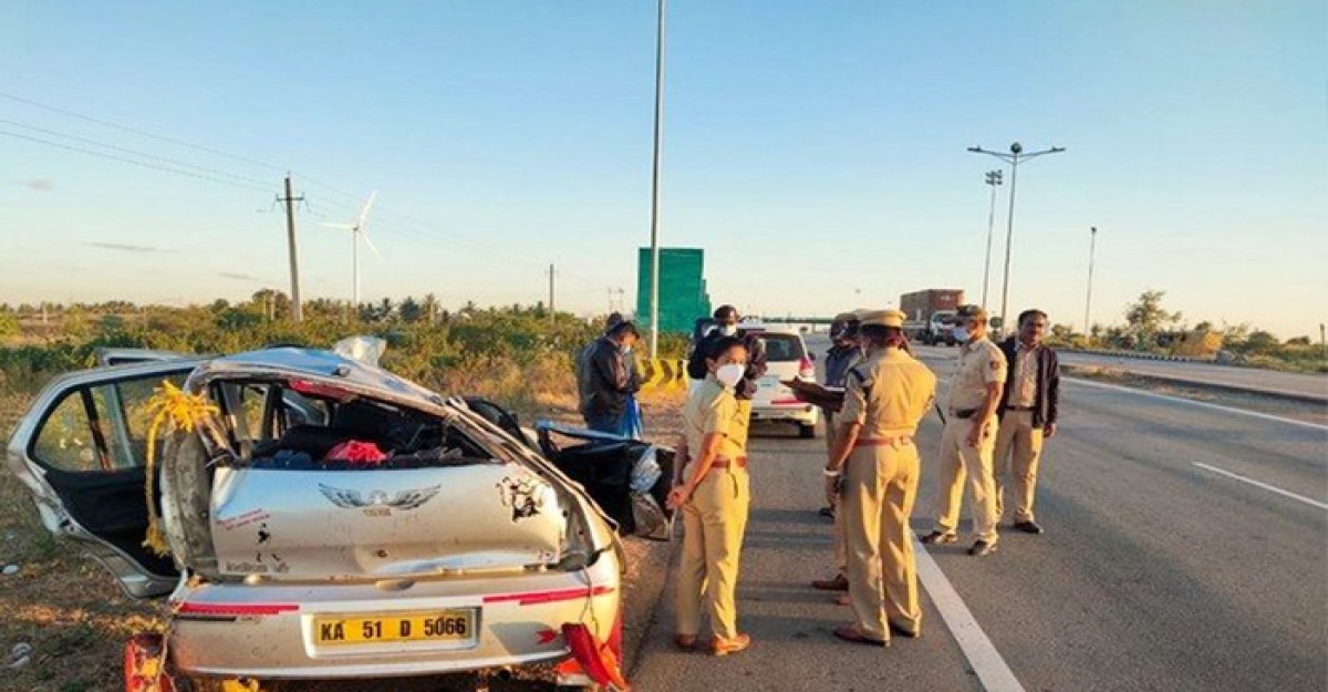ভারতে বাস দুর্ঘটনায় একই পরিবারের ৭ জনসহ প্রাণ গেল ১২ জনের