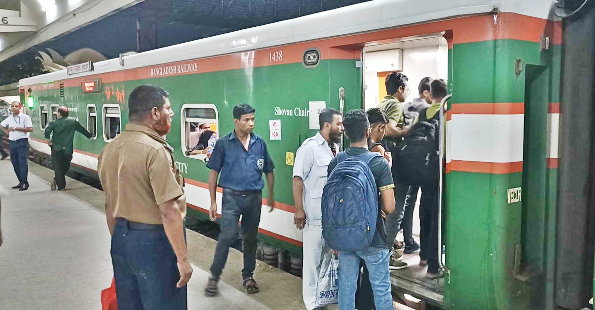 যাত্রীচাপ থাকলেও ভোগান্তি নেই কমলাপুরে, স্বস্তিতে ঘরে ফিরছে মানুষ