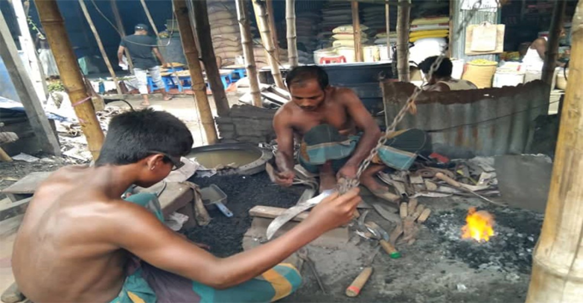 বেড়ায় শেষ মুহুর্তে ব্যস্ততা কামার পাড়ায়
