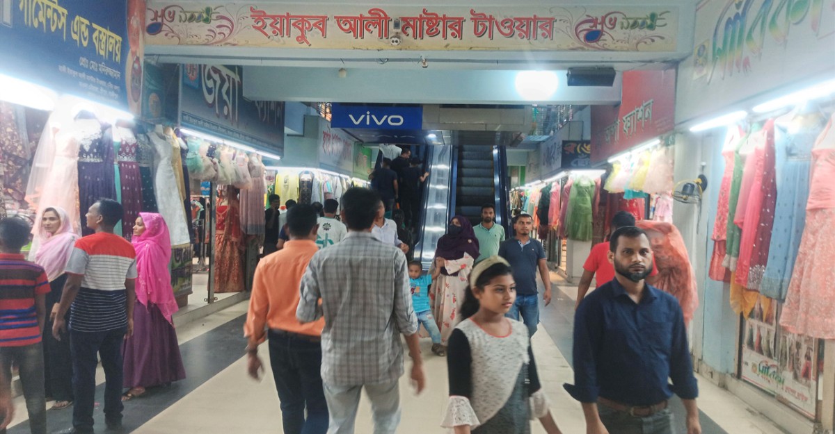 শ্রীপুরে শপিংমলে ঈদের কেনাকাটায় ক্রেতা উপস্থিতি কম