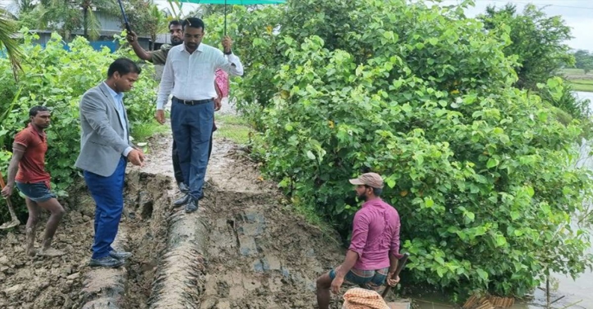 বৃষ্টিতে ভিজে দখলকৃত খালের বাঁধ কাটলেন ইউএনও