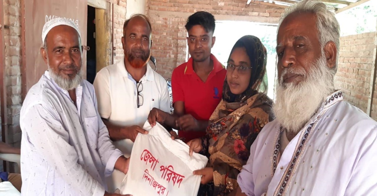 ঘোড়াঘাটে প্রধানমন্ত্রীর ঈদ উপহার বিতরণ