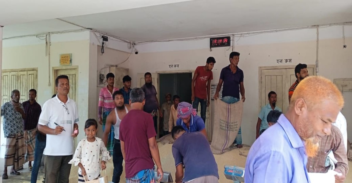 ফুলবাড়িয়ায় ভিজিএফের চাল বিতরণ