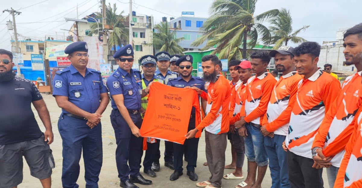 কুয়াকাটায় উদ্ধার কর্মী টিম তৈরি করেছেন টুরিস্ট পুলিশ