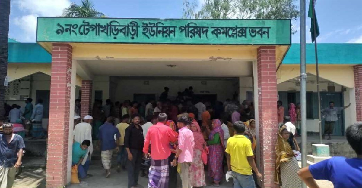 চাল বিতরণে অনিয়ম, গ্রাম পুলিশের হেনস্তার শিকার সাংবাদিক