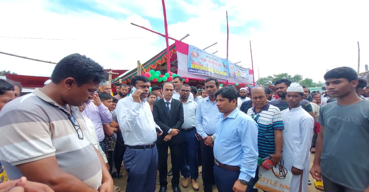 গোপালগঞ্জে ক্যাশলেস হাটে কোরবানির পশু কিনে ক্রেতা-বিক্রিতাদের স্বস্তি
