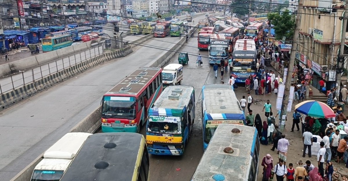 ঢাকা-চট্টগ্রাম মহাসড়কে যানবাহনের চাপ, বেড়েছে দুর্ভোগ