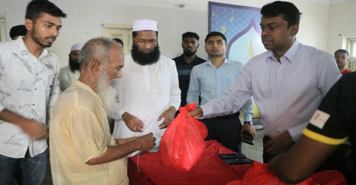 গোপালগঞ্জে ৫ শত পরিবারের মাঝে ঈদ উপহার তুলে দিলেন ডিসি কাজী মাহবুবুল আলম