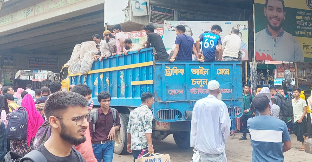 ঝুঁকি নিয়ে ট্রাকেই গন্তব্যস্থলে ঘরমুখো মানুষ