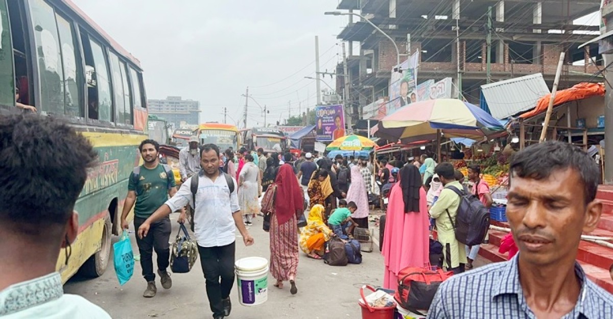 কোরবানির মাংস নিয়ে বাড়ির পথে মানুষ