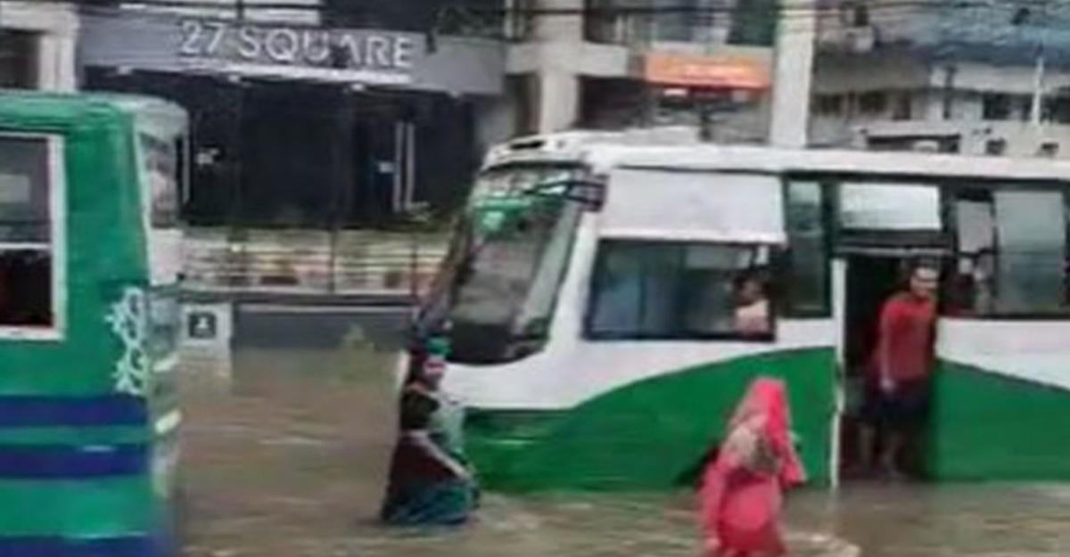 বৃষ্টিতে ডুবেছে রাজধানীর সড়ক, ভোগান্তি চরমে