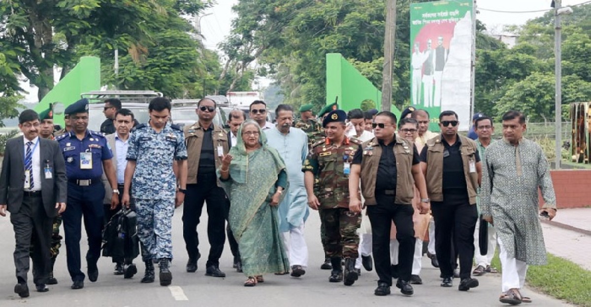 বাড়ি থেকে হেঁটে টুঙ্গিপাড়া আ.লীগ কার্যালয়ে প্রধানমন্ত্রী
