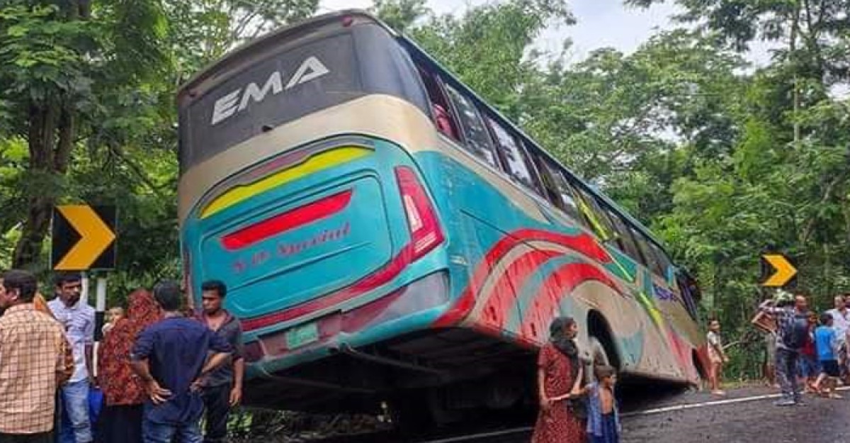 মোরেলগঞ্জে নিয়ন্ত্রণ হারিয়ে শরণখোলাগামী ইমা পরিবহন খাদে