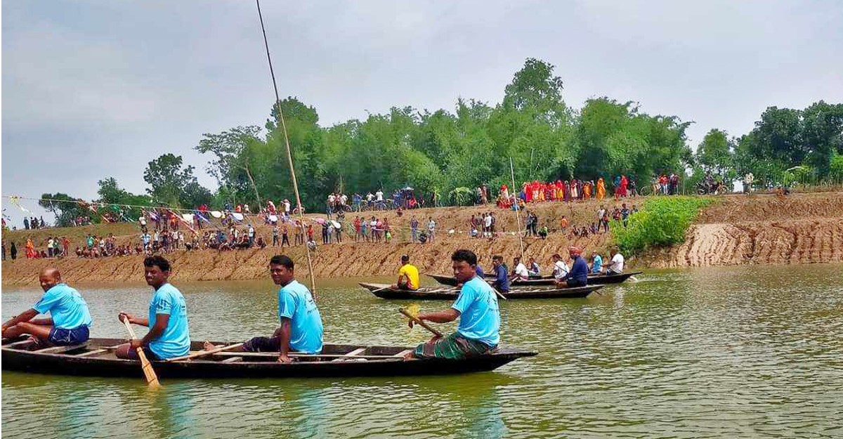 দামুড়হুদায় ঐতিহ্যবাহী নৌকা বাইচ প্রতিযোগিতা অনুষ্ঠিত