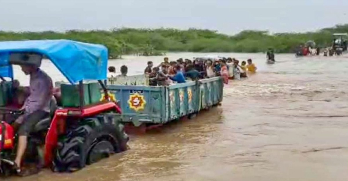গুজরাটে ভারী বৃষ্টি-বন্যায় নিহত ৯