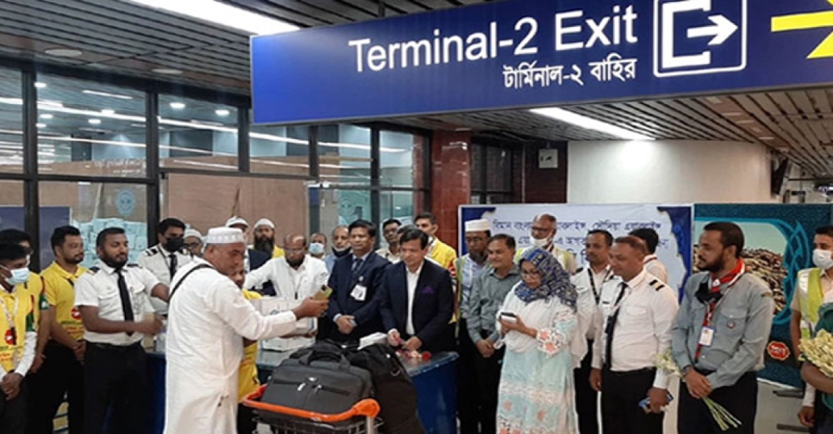 প্রথম ফ্লাইটে ঢাকায় নামল ৩৩৫ জন হাজি