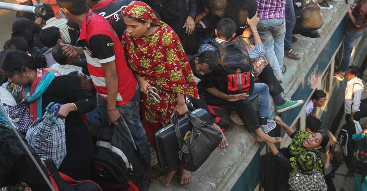 কমলাপুরে রাজধানীমুখী মানুষের স্রোত