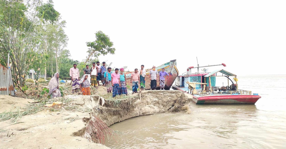 টাঙ্গাইলে যমুনার গর্ভে বিলীন হচ্ছে শতশত বসতভিটা