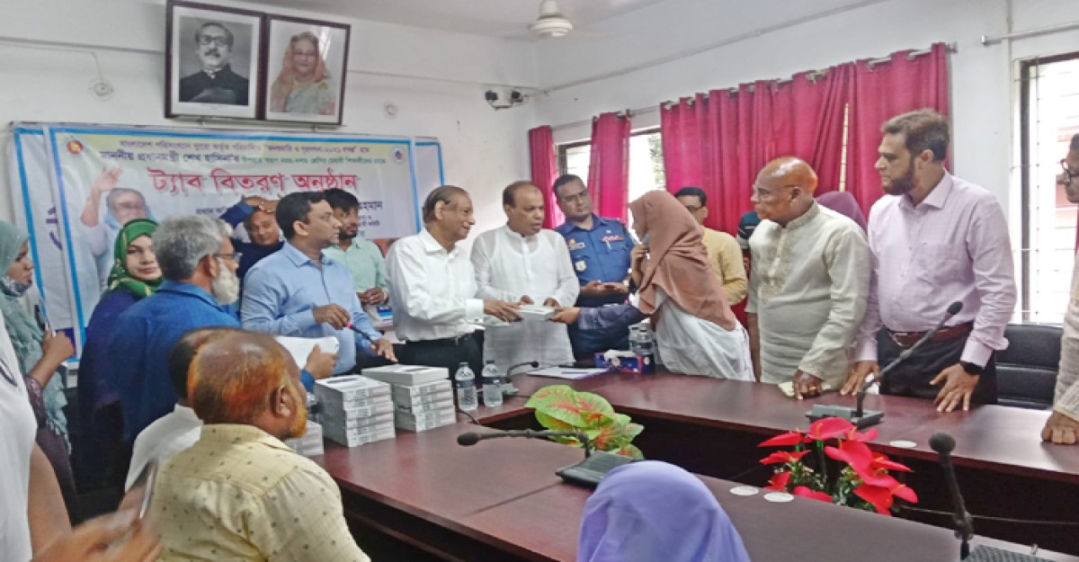 মিঠাপুকুরে প্রধানমন্ত্রীর উপহারের ট্যাব পেল ৩০ মেধাবী শিক্ষার্থী