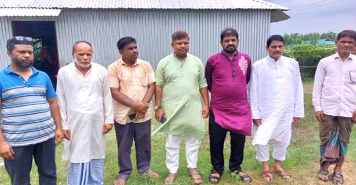 নিহত পুলিশ সদস্যের পরিবারের পাশে জাপা নেতা মনি