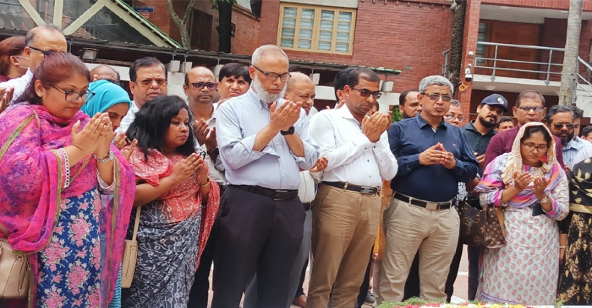 বঙ্গবন্ধুর সমাধিতে সওজের প্রধান প্রকৌশলীর শ্রদ্ধা