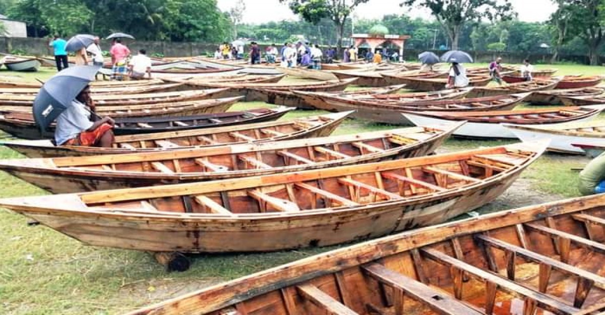 টাঙ্গাইলে বর্ষার শুরুতেই নৌকা তৈরির ধুম