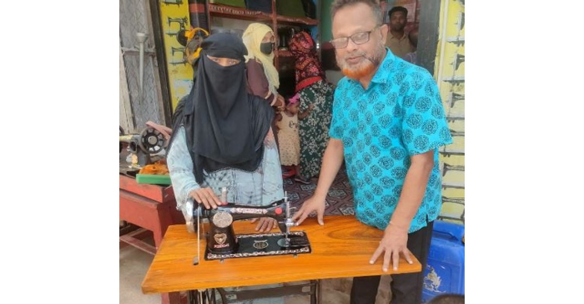 গোল্ডস্যান্ডস্ গ্রুপের পক্ষ থেকে সেলাই মেশিন উপহার