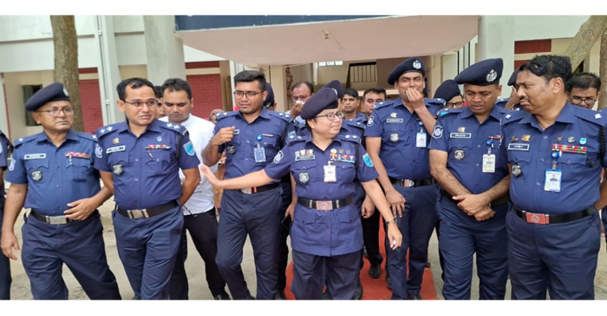 ফুলেল শুভেচ্ছায় সিক্ত হয়ে বিদায় নিলেন পুলিশ সুপার আয়েশা সিদ্দিকা