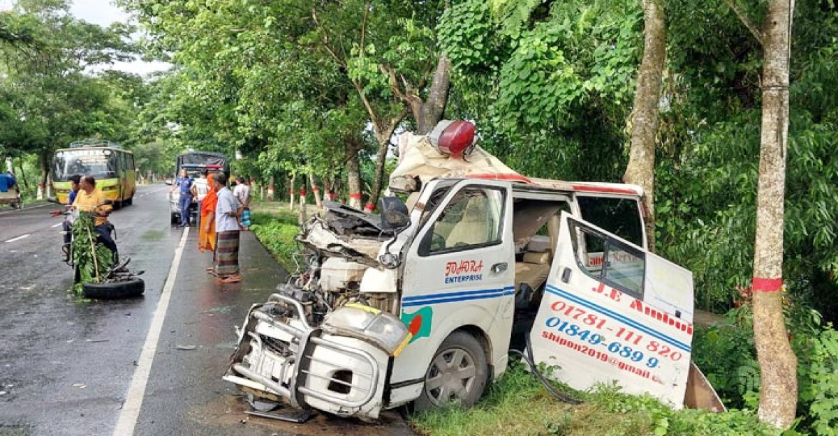 গোপালগঞ্জে ট্রাক-অ্যাম্বুলেন্স সংঘর্ষে প্রাণ গেল ৪ জনের
