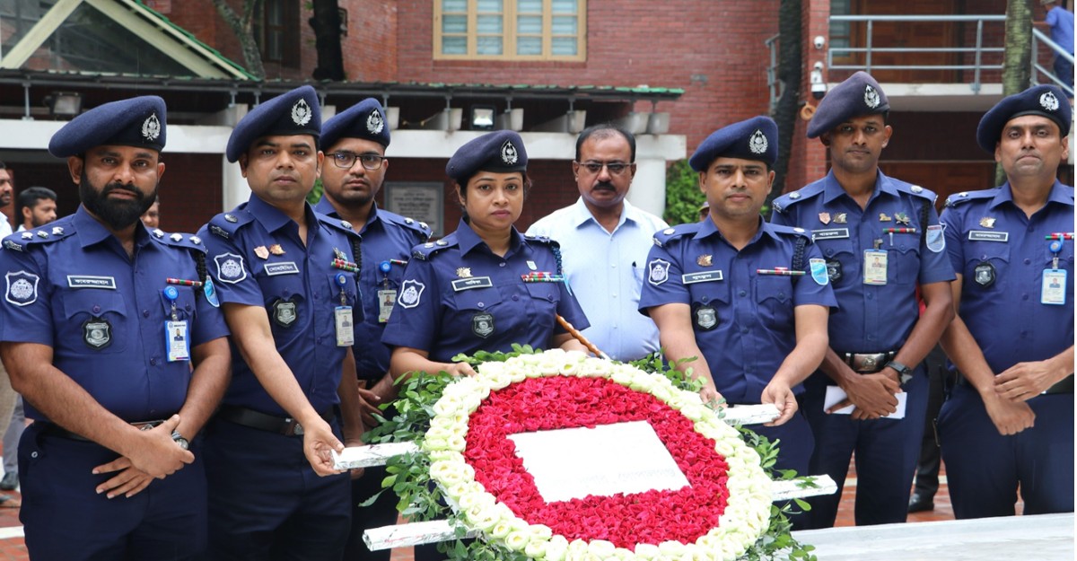 বঙ্গবন্ধুর সমাধিতে নবাগত পুলিশ সুপার আল-বেলী আফিফার শ্রদ্ধা নিবেদন